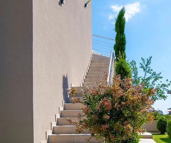 Sithonia Luxury 4 Beds شقة *