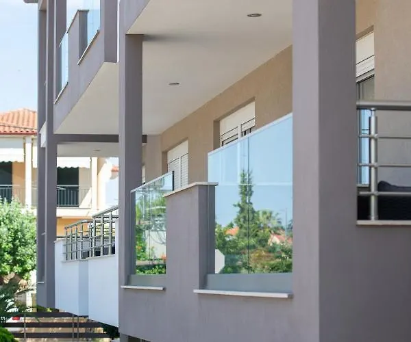 Sithonia Luxury 4 Beds شقة